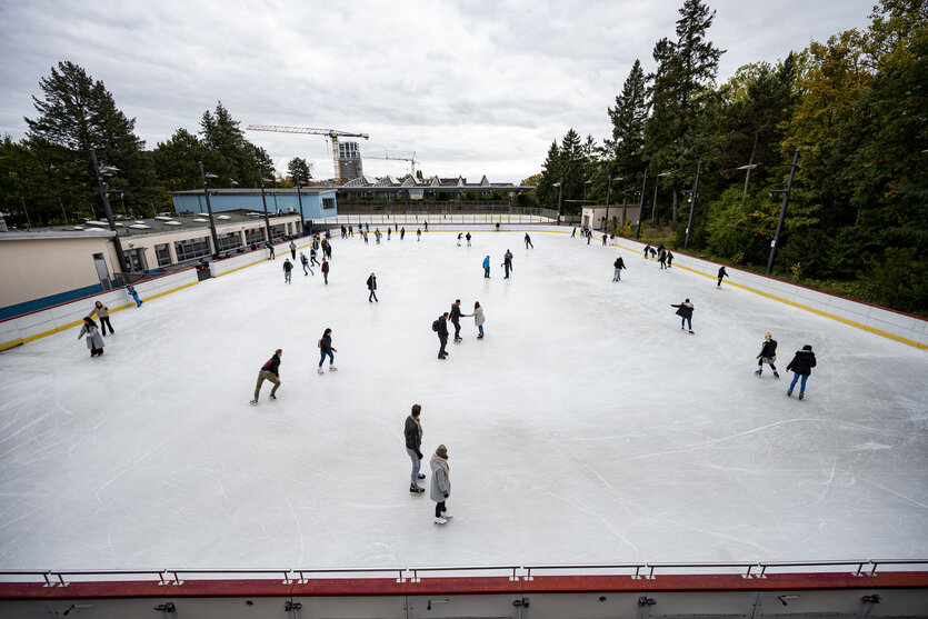 Besucher laufen zur Eröffnung des Eisstadion Neukölln nach den coronabedingten Einschränkungen in der vergangenen Saison auf der Eisfläche, ein Foto aus dem Jahr 2021