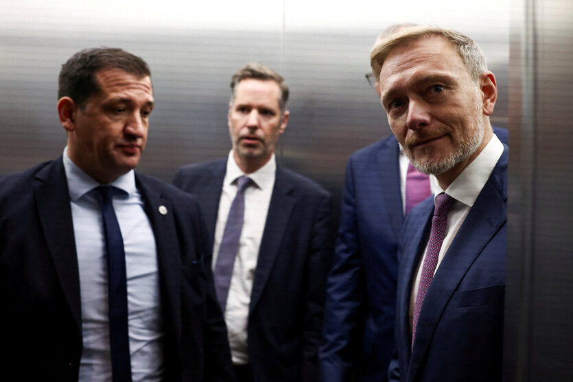 Bundesfinanzminister Lindner im Aufzug auf dem Weg zu seinem Gipfeltreffen