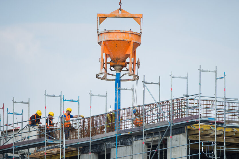 Betonmischer schwebt über einer Baustelle in der Hamburger Hafencity.