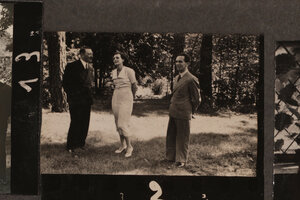 Historisches Foto, auf dem Adolf Hitler, Joseph Goebbels und Leni Riefenstahl auf einer Wiese stehen