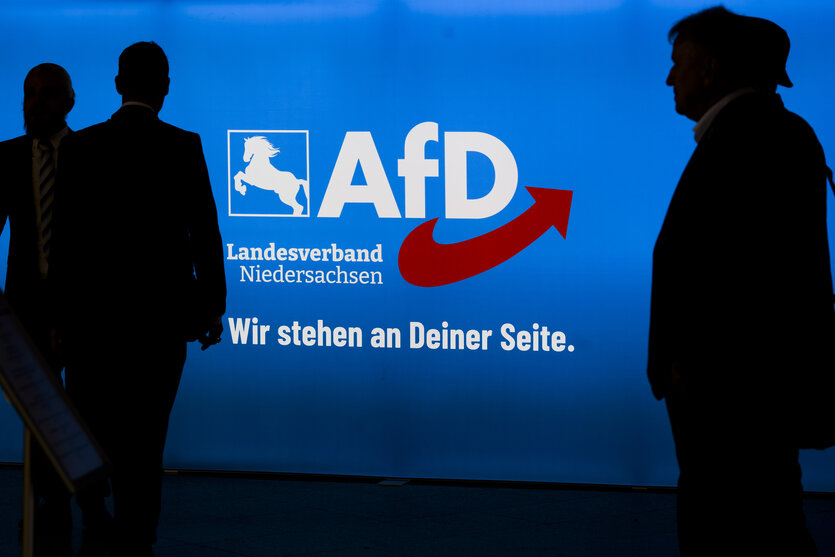 Delegierte und Besucher kommen zum Landesparteitag der AfD Niedersachsen in der Congress Union Celle.