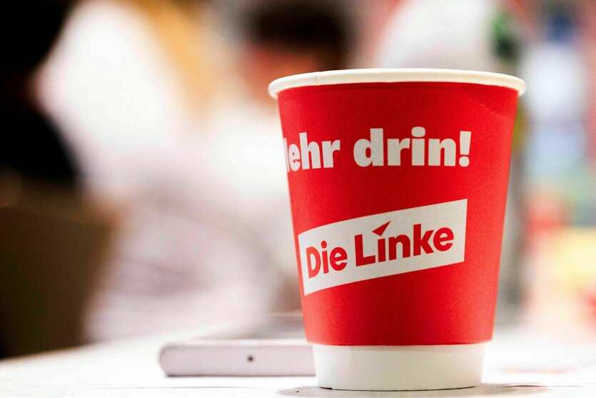 Roter Pappbecher mit der Aufschrift "Mehr drin! Die Linke"