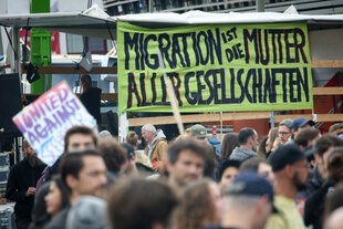 "Migration ist die Mutter aller Gesellschaften" steht bei einer Parade gegen Rassismus in Hamburg an einem Wagen auf der Hafenstraße.