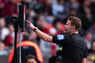 Nerviges Procedere: Schiedsrichter Felix Brych steht am Bildschirm für den Videobeweis.