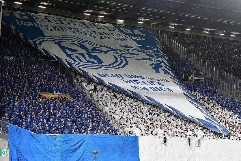 Menge im Stadion : blau-weiß-blau gekleidete Fans