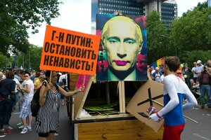 Protest gegen die Homosexuellenfeindlichen Gesetze in Russland mit einem Plakat und einem Foto das einen geschminkten Wladimir Putin zeigt