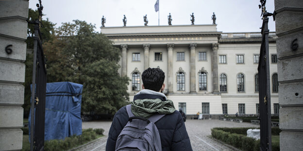 Mohammed Deaa al-Ghazawi steht vor der Humboldt-Universität in Berlin.