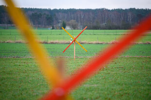 Zwei rot-gelbe Kreuze auf einer Wiese