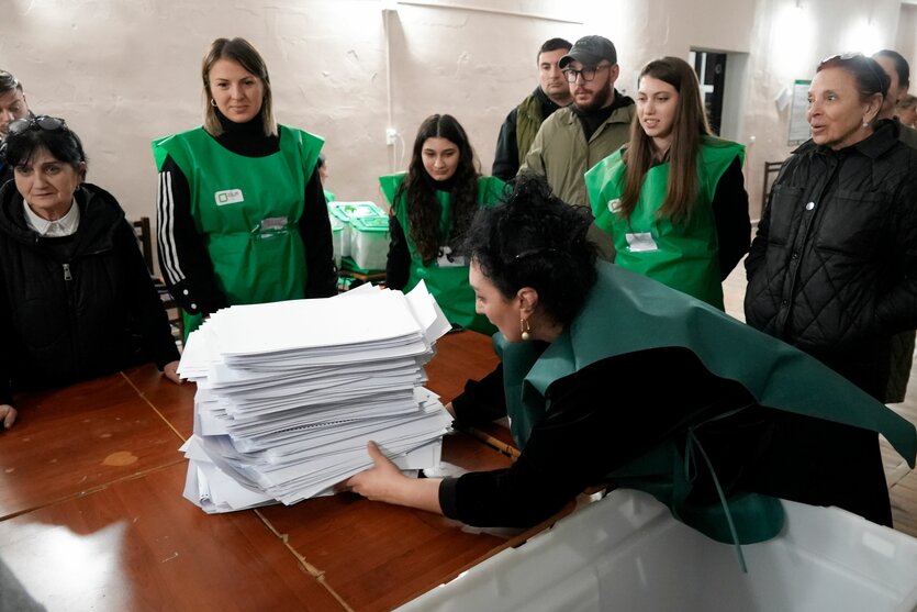 Mitglieder einer Wahlkommission bereiten sich nach den Parlamentswahlen in Georgien auf die Auszählung der Stimmzettel in einem Wahllokal in Tiflis vor