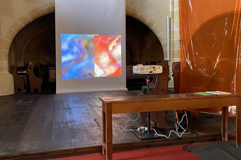 Das Innere einer Kirche: eine Ausstellung mit Hörbeispielen und Fotos verdeutlicht, wann und wie Menschen ein Stein vom Herzen gefallen ist