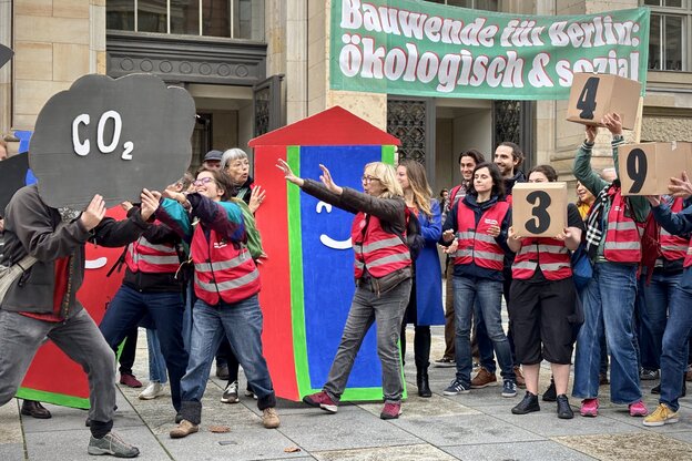 Kundgebungs-Sketch von Klimaneustart Berlin: Menschen vertreiben eine 