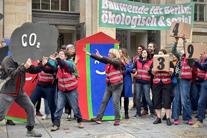 Kundgebungs-Sketch von Klimaneustart Berlin: Menschen vertreiben eine "CO2-Wolke" aus Pappe