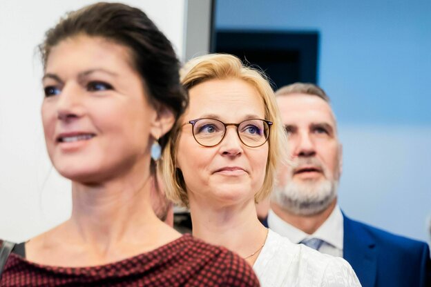 Sahra Wagenknecht und ihre Thüringer Landeschefs Katja Wolf und Steffen Schütz schauen in unterschiedliche Richtungen