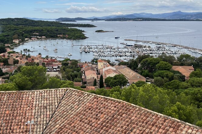 Segelschiffe liegen im Hafen eines idyllischen Küstenortes