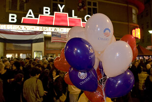 Das Bild zeigt eine Wahparty der Democrats Abroad vor dem Kino Babylon in Berlin-Mitte