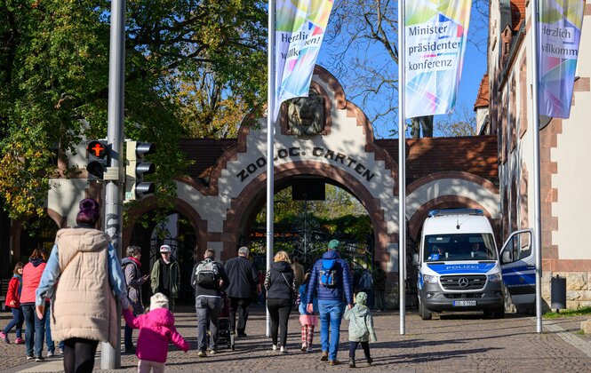 "Ministerpräsidentenkonferenz, Herzlich willkommen" steht auf Fahnen am Zoo