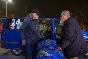 zwei obdachlose vor dem Kältebus