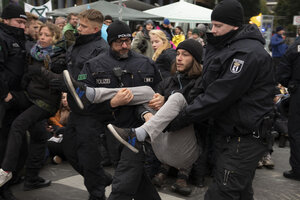 Demonstrant wird weggetragen von Polizei