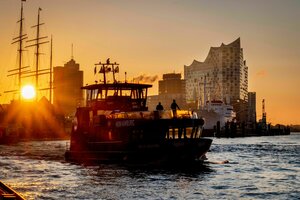 Eine Fähre im Morgenlicht am Hamburger Hafen