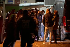 Nächtliche Großrazzia der Polizei und Feststellung der Personalien bei rechtsextremen Besuchern der Fassfabrik