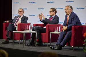 Gerhard Schröder, Weltwoche-Chef Roger Köppel und Viktor Orban auf einem Podium