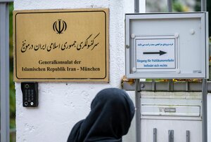 Verschleierte Frau vor iranischem Konsulat in München