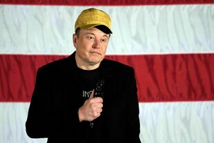 Elon Musk spricht auf einer Wahlkampfveranstaltung von Donald Trump