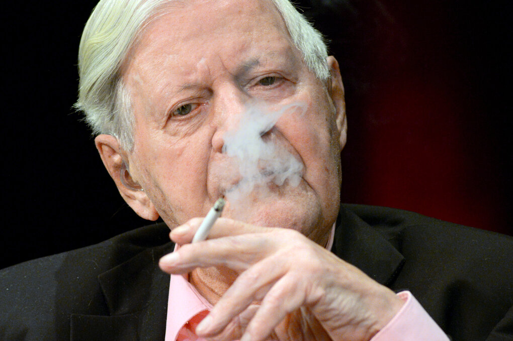 Helmut Schmidt raucht eine Zigarette