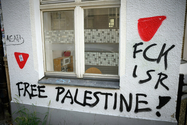 Neben das Fenster wurde das rote Dreieck der Hamas gesprayt, FCK ISR und Free Palestine in schwarzer Farbe