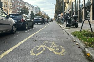 Der Radweg in der Kantstraße in dem Berliner Stadtteil Charlottenburg führt zwischen parkenden Autos und dem Fußgängerweg entlang