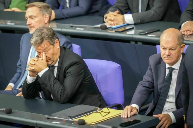 Christian Lindner (l-r, FDP), Bundesminister der Finanzen, Robert Habeck (Bündnis 90/Die Grünen), Bundesminister für Wirtschaft und Klimaschutz, und Bundeskanzler Olaf Scholz (SPD)