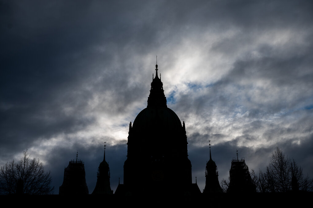 Dunkle Wolken ziehen über die Kuppel des Neuen Rathauses in Hannover