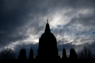 Dunkle Wolken ziehen über die Kuppel des Neuen Rathauses in Hannover