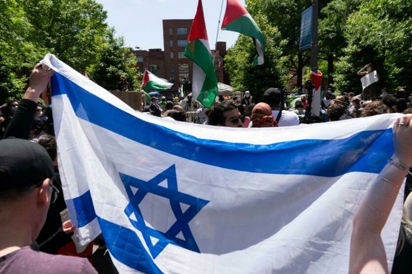 Eine Israelflagge auf einer Demo