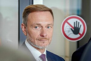 Christian Lindner vor einem Schild mit einem Piktogramm „Betreten Verboten“