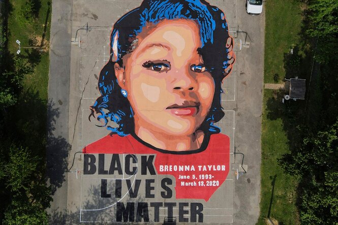 Luftaufnahme von einem Parkplatz, auf dem ein riesiges Porträt von Breonna Taylor gemalt wurde, samt Schriftzug von Black Lives Matter