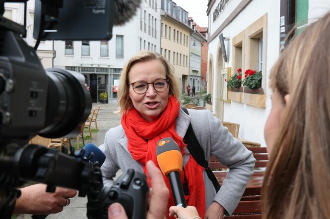 Katja Wolf, BSW-Fraktionschefin in Thüringen, spricht zu Journalisten