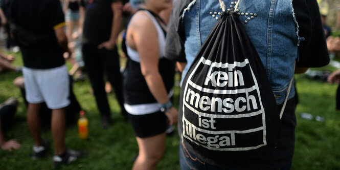 Ein Rucksack mit dem Aufdruck „Kein Mensch ist illegal“.