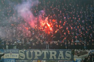 Zündeln auf den Rängen: die Rostocker "Suptras" zünden Pyrotechnik im Stadion.