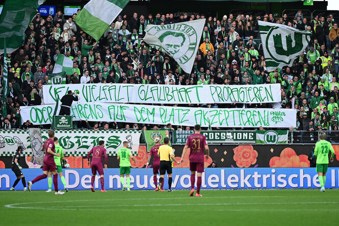 Tribünenbanner "VfL: Vielfalt glaubhaft propagieren oder Behrens auf dem Platz akzeptieren"