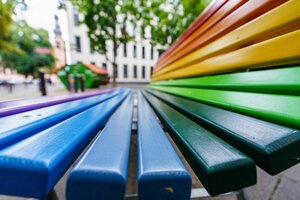 Bunte Holzlamellen in Regenbogenfarben auf einem öffentlichen Platz