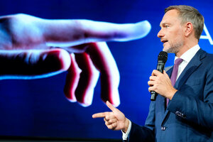 Christian Lindner vor einer Wand mit einer Hand