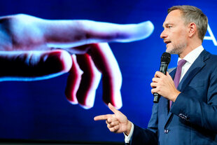 Christian Lindner vor einer Wand mit einer Hand