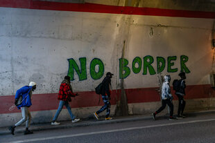 An einer Wand steht "Nor Border"