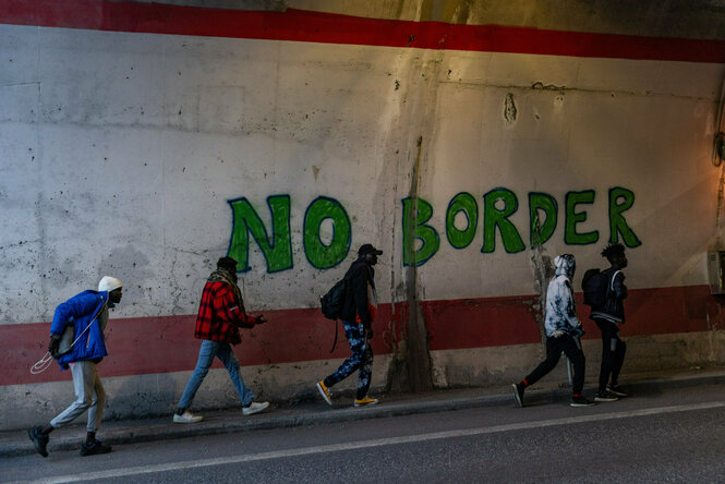 An einer Wand steht "Nor Border"