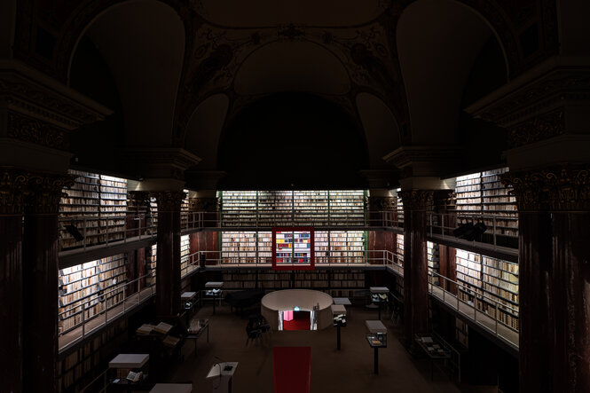 Blick in die Augusteerhalle mit historischen Büchern aus der Sammlung Herzog August in der Herzog August Bibliothek in Wolfenbüttel.