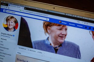 Die Facebook-Seite von Angela Merkel auf einem Bildschirm