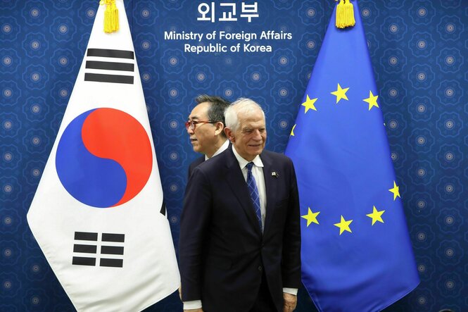 Der südkoreanische Verteidigungsminister Kim Yong Hyun (l) und der Chef der Europäischen Union für Außenpolitik, Josep Borrell