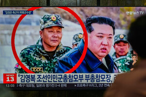 Auf einem Fernsehbildschirm ist der General Kim Yong Bok (links) mit Diktator Kim Jong-un zu sehen