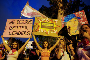 Auf einer Großdemonstration in Tel Aviv für die Freilassung der Geiseln: WE DESERVE BETTER LEADERS